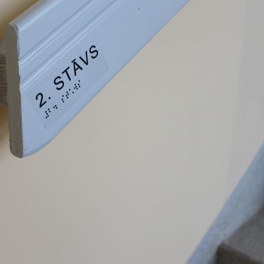 16. att. LU PSK korpusa Nr. 1 stāvu numerācijas uzlīme, marķējums Braila rakstā.